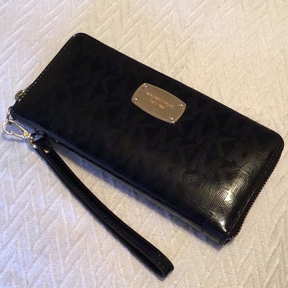 Michael Kors Wallets - Picture 2 of 15